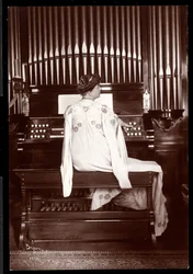 Rouva I. M. Clarkin muotokuva uruilla, 1904 (hopeagelatiiniprintti)